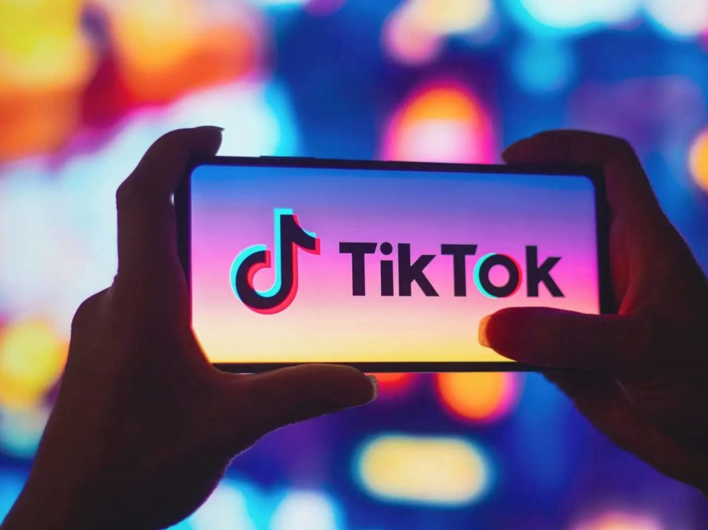 TikTok starts testing a horizontal full-screen mode